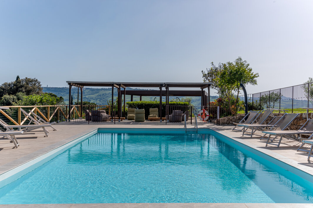 Panoramic, fenced private swimming pool for large groups overlooking the Tuscan hills