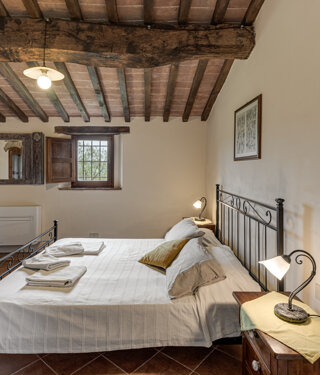 Comfortable double bedroom with private bathroom for large group accommodation in Tuscany