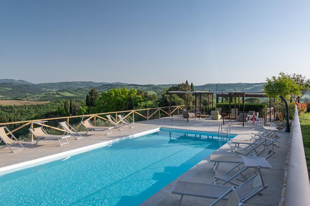 Panoramic, fenced private swimming pool for large groups overlooking the Tuscan hills