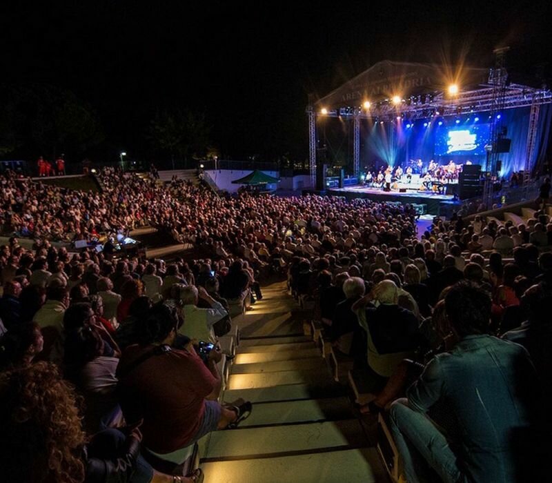 Concerti sotto le Stelle a Lignano: Emozioni in Musica tra Cielo e Mare