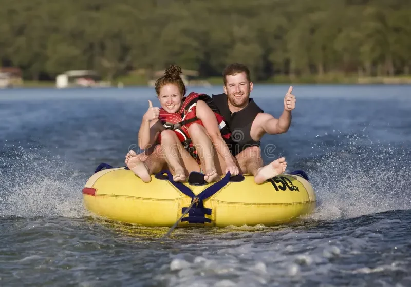 Adrenalina a Mille: Sfida le Onde con il Tubing a Lignano! 🌊🚤