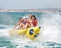 Banana Boat a Lignano: Sfida le Onde e Tieni Duro!