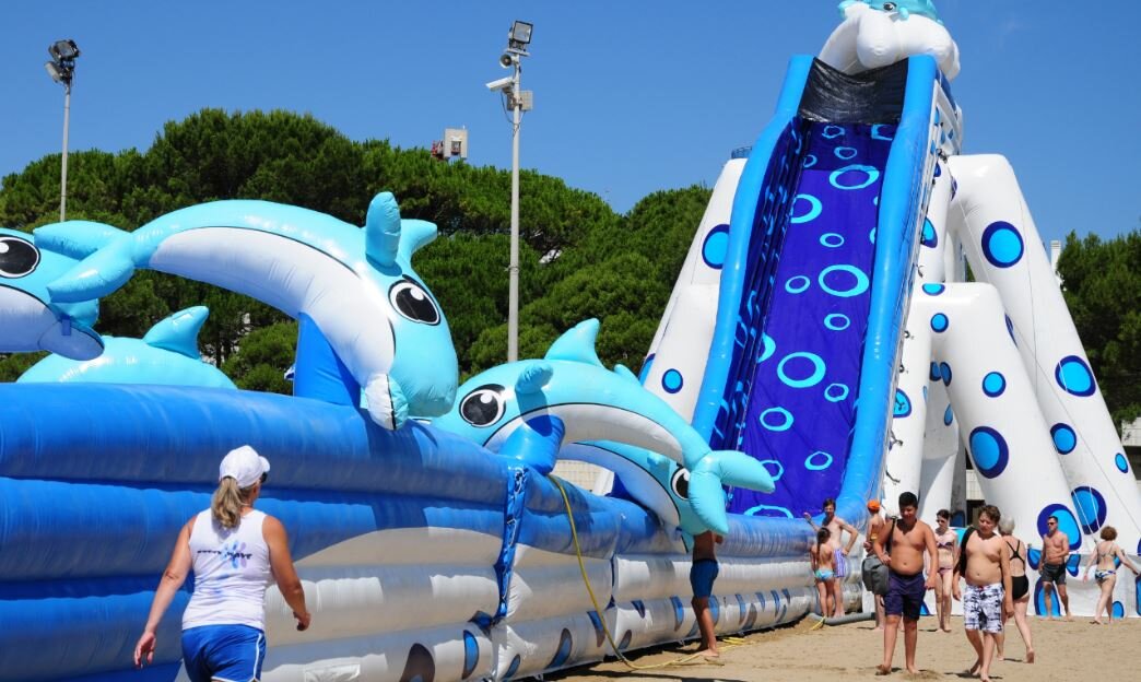 Scivolo Gonfiabile in Spiaggia: Un Tuffo di Divertimento a Lignano! Scivolo Gonfiabile in Spiaggia: Un Tuffo di Divertimento a Lignano!