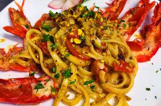 tagliolini_allo_scoglio_polpo_gamberi_capperi_vongole_cozze_totani_e_pomodorino_fresco.jpeg