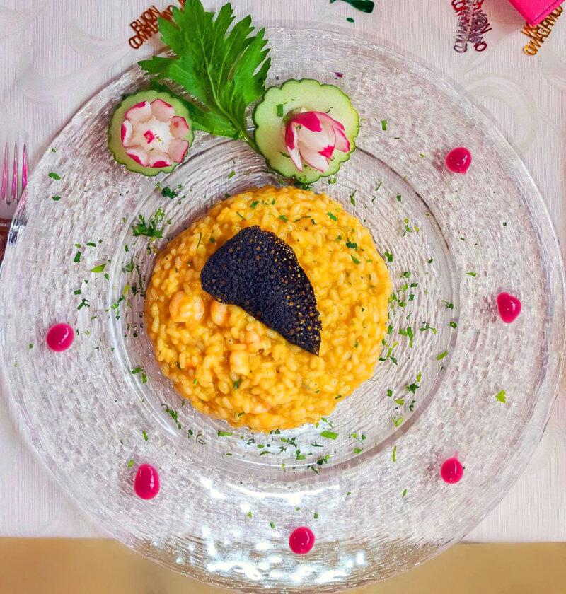 risotto_con_gamberetto_di_nassa_fiori_di_zucca_e_cialda_al_nero_di_seppia.jpeg