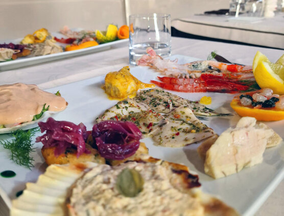 antipasto_della_casa_a_base_di_pesce.jpeg
