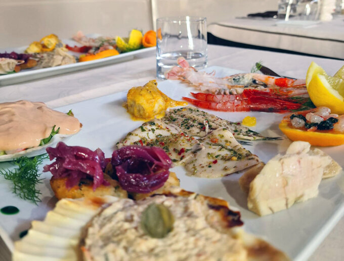 antipasto_della_casa_a_base_di_pesce.jpeg