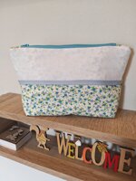 pochette-ricamabile-fiorellini-azzurri-sbieco-azzurro