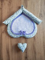 casetta-fuoriporta-cuore-ricamabile-fiorellini-azzurri-sbieco-viola