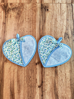 coppia-presine-ricamabili-a-cuore-fiorellini-azzurri