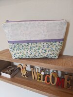 pochette-ricamabile-fiorellini-azzurri-sbieco-viola