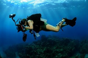 underwater-photographer-618978640