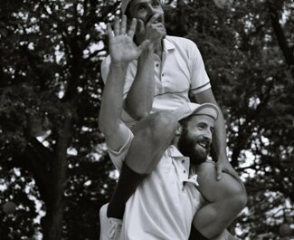 Artiste de cirque de rue en performance expressive