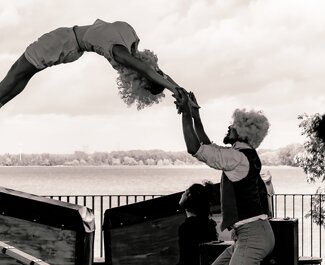 JTdCJTIyZnIlMjIlM0ElMjJGaWd1cmUlMjBhY3JvYmF0aXF1ZSUyMHN1ciUyMHN0cnVjdHVyZSUyMGxvcnMlMjBkJUUyJTgwJTk5dW4lMjBzcGVjdGFjbGUlMjBkZSUyMGNpcnF1ZSUyMGRlJTIwcnVlJTIyJTdE