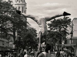 JTdCJTIyZnIlMjIlM0ElMjJGaWd1cmUlMjBhY3JvYmF0aXF1ZSUyMGVuJTIwJUMzJUE5cXVpbGlicmUlMjBkYW5zJTIwbCVFMiU4MCU5OWVzcGFjZSUyMHB1YmxpYyUyMiU3RA==