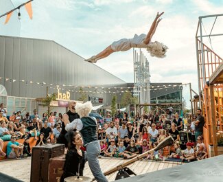 eyJmciI6IlNwZWN0YWNsZSBkZSBjaXJxdWUgZGUgcnVlIGRlIE1hcmd1ZXJpdGUg4CBiaWN5Y2xldHRlIGRldmFudCB1biBsYXJnZSBwdWJsaWMifQ==