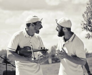 Artiste de cirque de rue en action de jonglerie