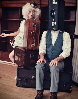 Artiste de cirque incarnant un personnage absurde dans un spectacle de rue