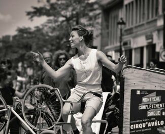 eyJmciI6IkFydGlzdGUgZGUgY2lycXVlIGRlIHJ1ZSDgIHbpbG8gZGV2YW50IGxlIHB1YmxpYyJ9