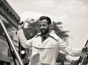 Artiste de cirque de rue en performance expressive