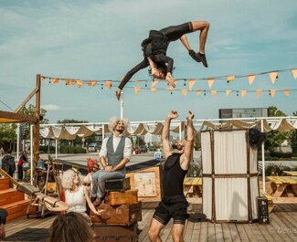 JTdCJTIyZnIlMjIlM0ElMjJTYXV0JTIwYWNyb2JhdGlxdWUlMjBhdS1kZXNzdXMlMjBkZXMlMjBkJUMzJUE5Y29ycyUyMGRhbnMlMjBsJUUyJTgwJTk5ZXNwYWNlJTIwcHVibGljJTIyJTdE