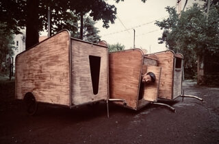 eyJmciI6IkTpY29ycyBkZSBzcGVjdGFjbGUgZmFicmlxdelzIOAgcGFydGlyIGRlIG1hdOlyaWF1eCByZWN5Y2zpcyJ9