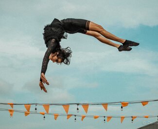 JTdCJTIyZnIlMjIlM0ElMjJBY3JvYmF0aWUlMjBhJUMzJUE5cmllbm5lJTIwbG9ycyUyMGQlRTIlODAlOTl1biUyMHNwZWN0YWNsZSUyMGRlJTIwY2lycXVlJTIwZGUlMjBydWUlMjIlN0Q=