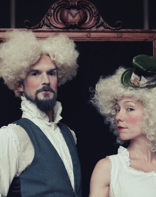 JTdCJTIyZnIlMjIlM0ElMjJEZXV4JTIwcGVyc29ubmFnZXMlMjBkZSUyMGNpcnF1ZSUyMGluc3BpciVDMyVBOXMlMjBkdSUyMHRoJUMzJUE5JUMzJUEydHJlJTIwZGUlMjBsJUUyJTgwJTk5YWJzdXJkZSUyMiU3RA==