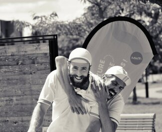 JTdCJTIyZnIlMjIlM0ElMjJBcnRpc3RlJTIwZGUlMjBjaXJxdWUlMjBtYW5pcHVsYW50JTIwdW4lMjBvYmpldCUyMGxvcnMlMjBkJUUyJTgwJTk5dW4lMjBzcGVjdGFjbGUlMjBkZSUyMHJ1ZSUyMiU3RA==