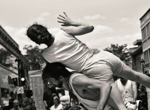 JTdCJTIyZnIlMjIlM0ElMjJQb3J0JUMzJUE5JTIwYWNyb2JhdGlxdWUlMjBsb3JzJTIwZCVFMiU4MCU5OXVuJTIwc3BlY3RhY2xlJTIwZGUlMjBjaXJxdWUlMjBkZSUyMHJ1ZSUyMiU3RA==