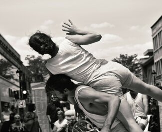 JTdCJTIyZnIlMjIlM0ElMjJQb3J0JUMzJUE5JTIwYWNyb2JhdGlxdWUlMjBsb3JzJTIwZCVFMiU4MCU5OXVuJTIwc3BlY3RhY2xlJTIwZGUlMjBjaXJxdWUlMjBkZSUyMHJ1ZSUyMiU3RA==