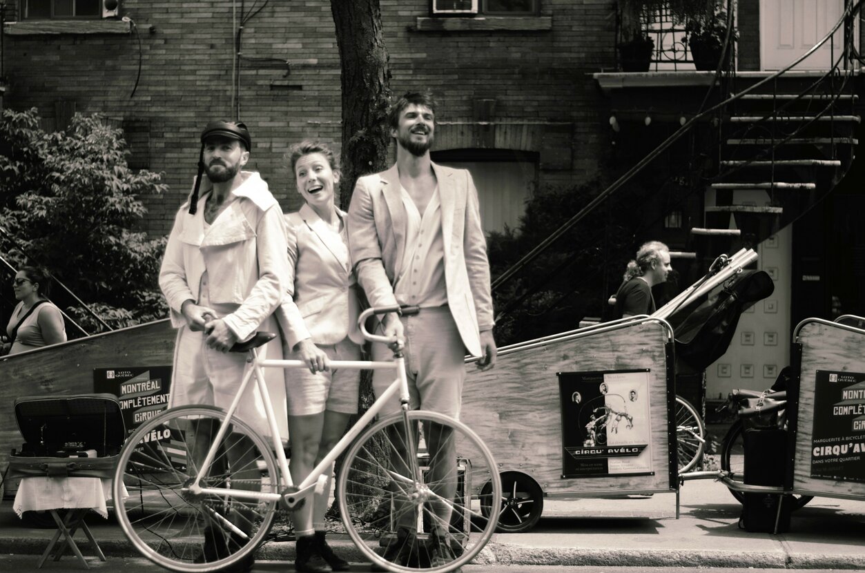 eyJmciI6IkFydGlzdGVzIGRlIE1hcmd1ZXJpdGUg4CBiaWN5Y2xldHRlIGVuIHNwZWN0YWNsZSBkZSBjaXJxdWUgZGUgcnVlIOAgdulsbyJ9