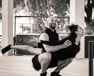 eyJmciI6IkR1byBhY3JvYmF0aXF1ZSBlbiDpcXVpbGlicmUgZGFucyB1biBzcGVjdGFjbGUgZGUgY2lycXVlIGRlIHJ1ZSJ9