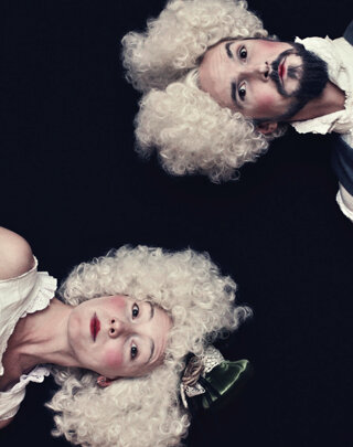 Personnage de cirque au maquillage clown et perruque blanche