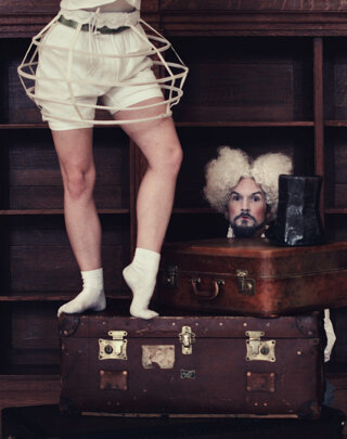 eyJmciI6IlNj6G5lIGRlIGNpcnF1ZSBhYnN1cmRlIGF2ZWMgYWNjZXNzb2lyZXMgZXQgY29ycHMgZW4gZOlz6XF1aWxpYnJlIn0=