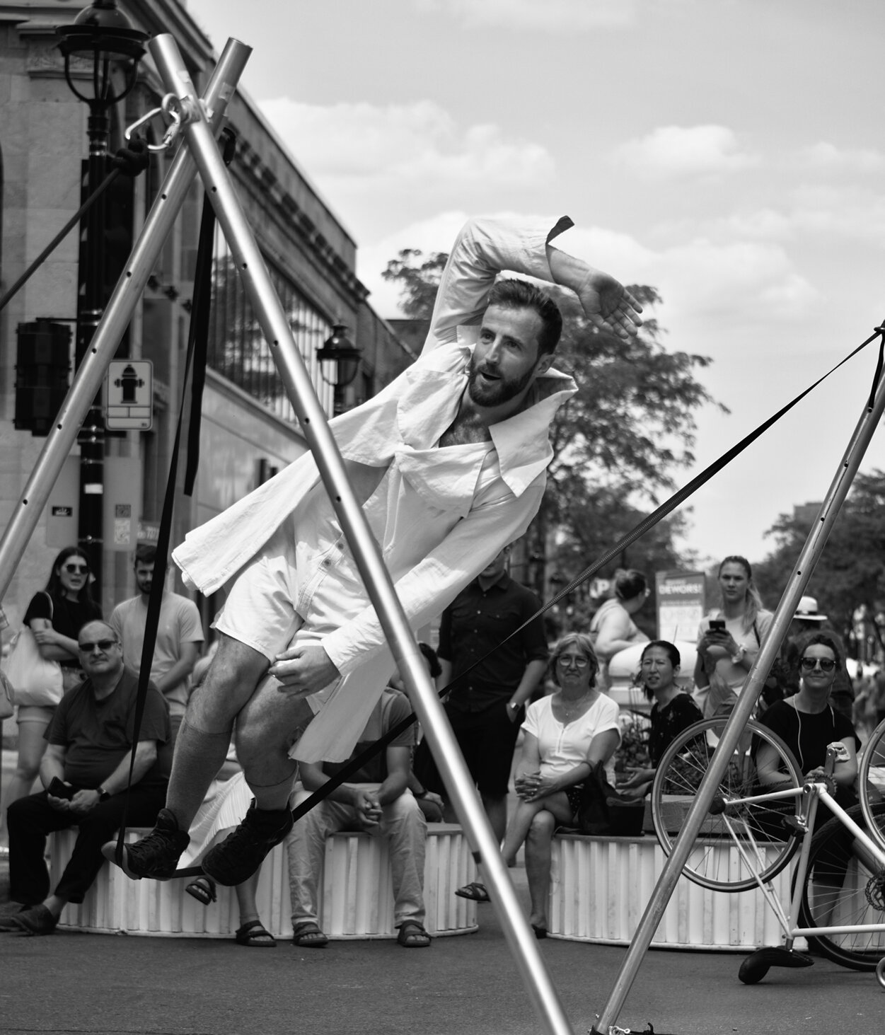 JTdCJTIyZnIlMjIlM0ElMjJBcnRpc3RlJTIwZGUlMjBjaXJxdWUlMjBlbiUyMGQlQzMlQTlwbGFjZW1lbnQlMjAlQzMlQTAlMjB2JUMzJUE5bG8lMjBsb3JzJTIwZCVFMiU4MCU5OXVuJTIwc3BlY3RhY2xlJTIwZGUlMjBydWUlMjIlN0Q=