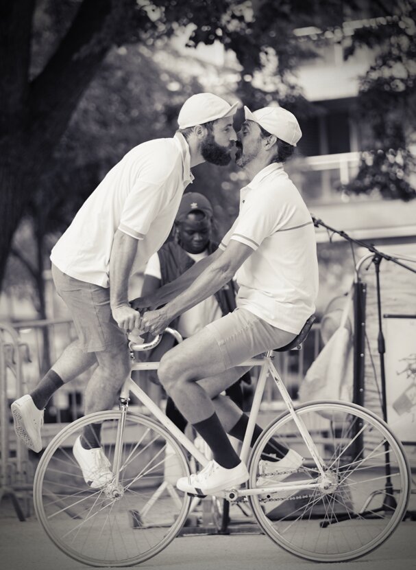 1 photo, vélo'delà et l'infini, nicolas germaine et jérémy vitupier, duo vélo, square cabot, métro atwater.jpeg