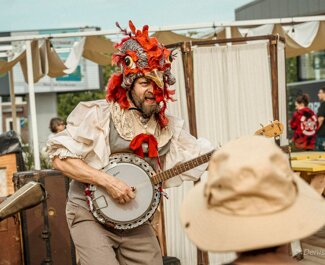 JTdCJTIyZnIlMjIlM0ElMjJQZXJzb25uYWdlJTIwZGUlMjBjaXJxdWUlMjBlbiUyMGNvc3R1bWUlMjBsb3JzJTIwZCVFMiU4MCU5OXVuJTIwc3BlY3RhY2xlJTIwZGUlMjBydWUlMjIlN0Q=