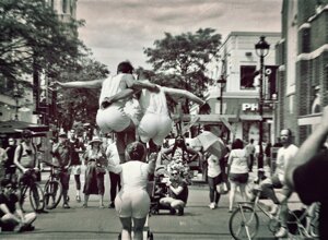 eyJmciI6IlNj6G5lIGNvbGxlY3RpdmUgZGUgY2lycXVlIGRlIHJ1ZSBkZXZhbnQgdW5lIGZvdWxlIn0=