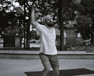 Artiste de cirque de rue en performance expressive