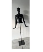 busto-nero-con-testa-astratta-stilizzato-2