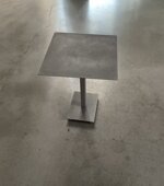 tavolino-espositivo-grigio-gofrato