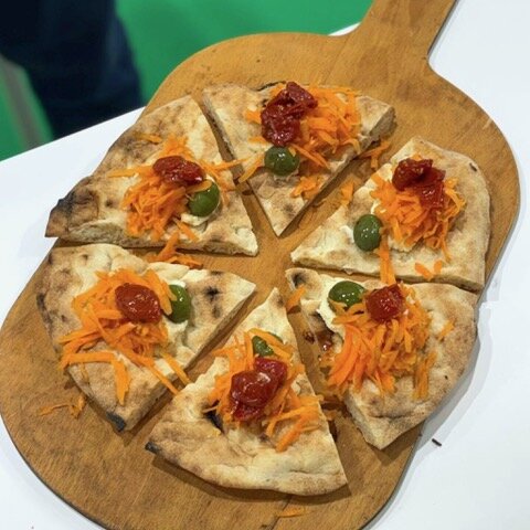 “Sapori di Sicilia”, la pizza dello chef Maucieri, a “Tutto Food Milano”, “celebra” la Carota Novella di Ispica IGP