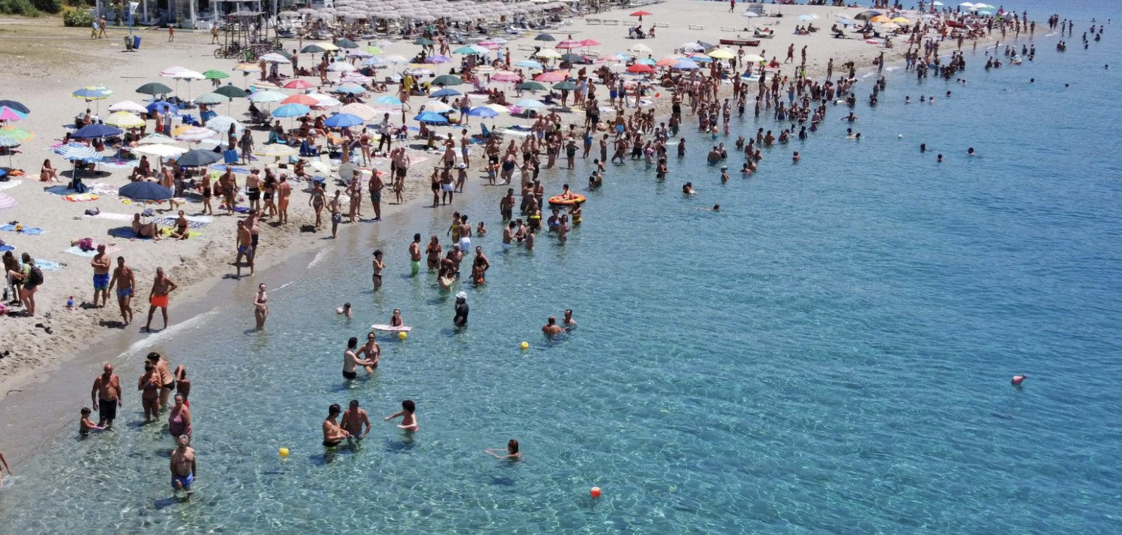 Ferragosto 2026, i siciliani scelgono il mare ma riscoprono borghi, agriturismi e pranzi in famiglia