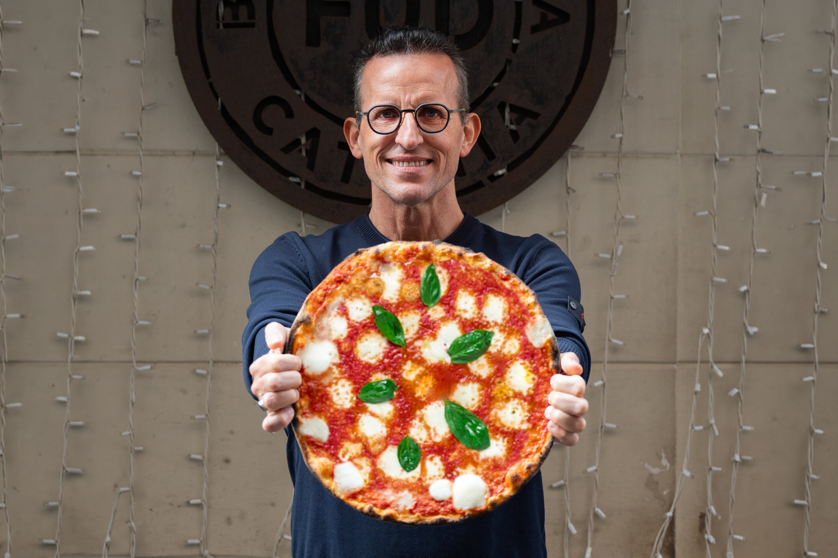 Andrea Graziano presenta la nuova pizza di Fud: sottile, leggera, croccante come la pizza siciliana di un tempo