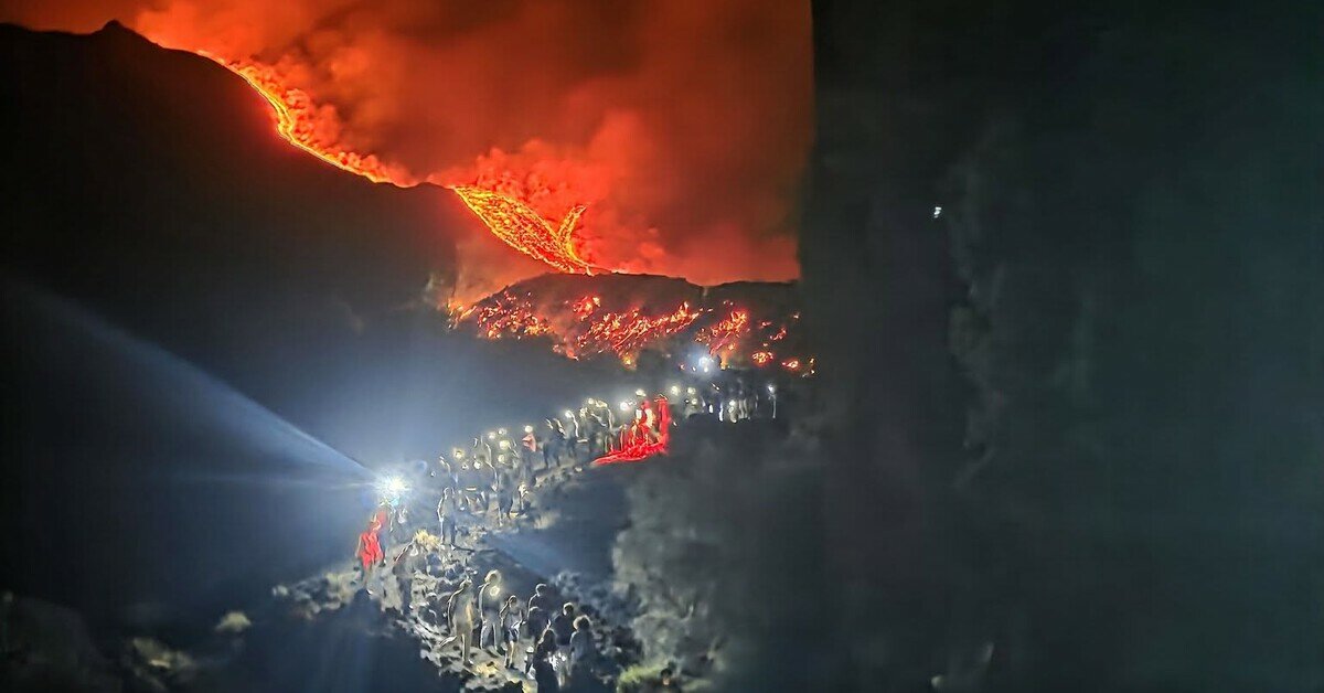 L'estate dei giovani davanti la lava: quando il desiderio dell'esperienza supera pericolo e fatica