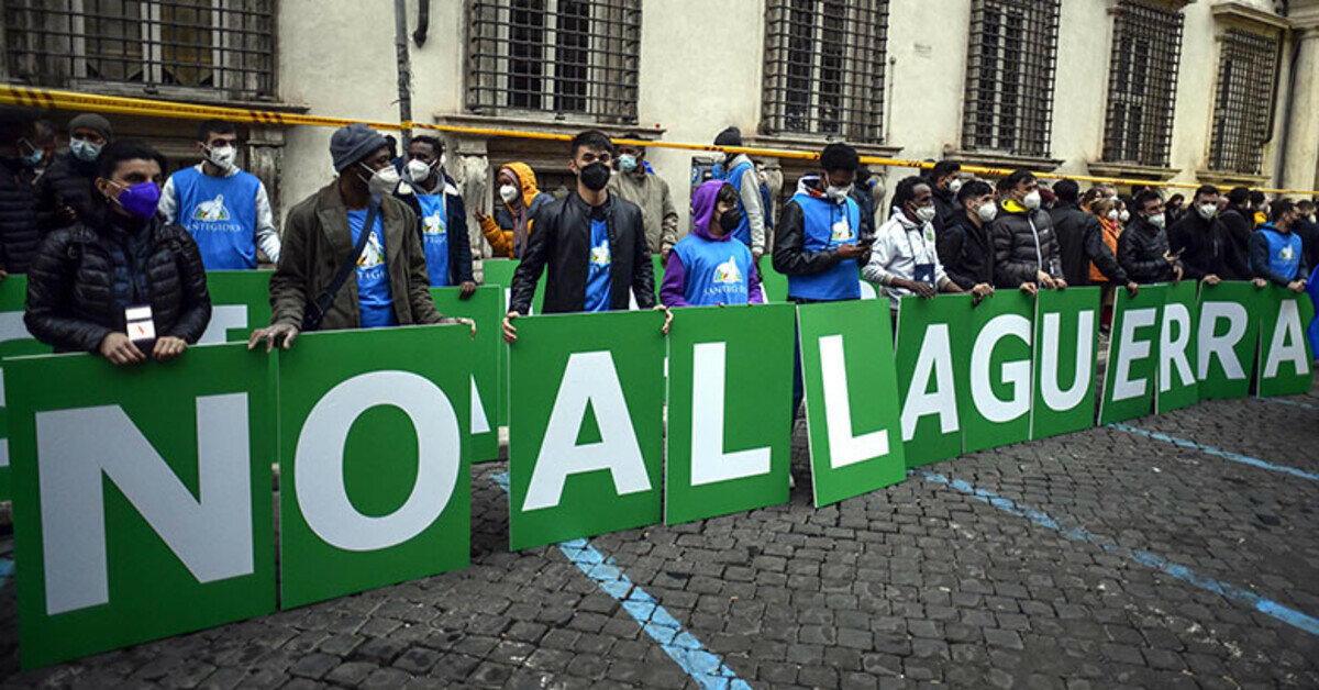 Giovani in piazza contro l'intervento in Iran: 