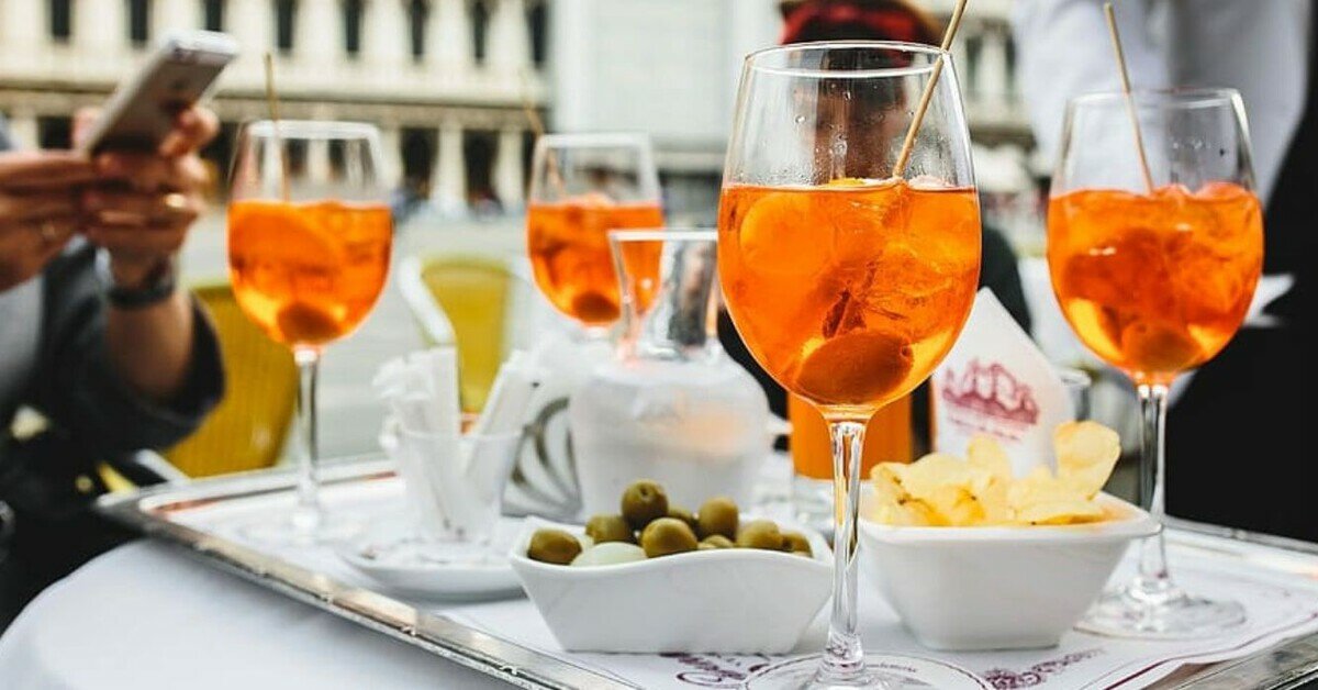Giornata mondiale dell’aperitivo: per i Millennials è un rito insostituibile, ma la Gen Z sceglie la colazione
