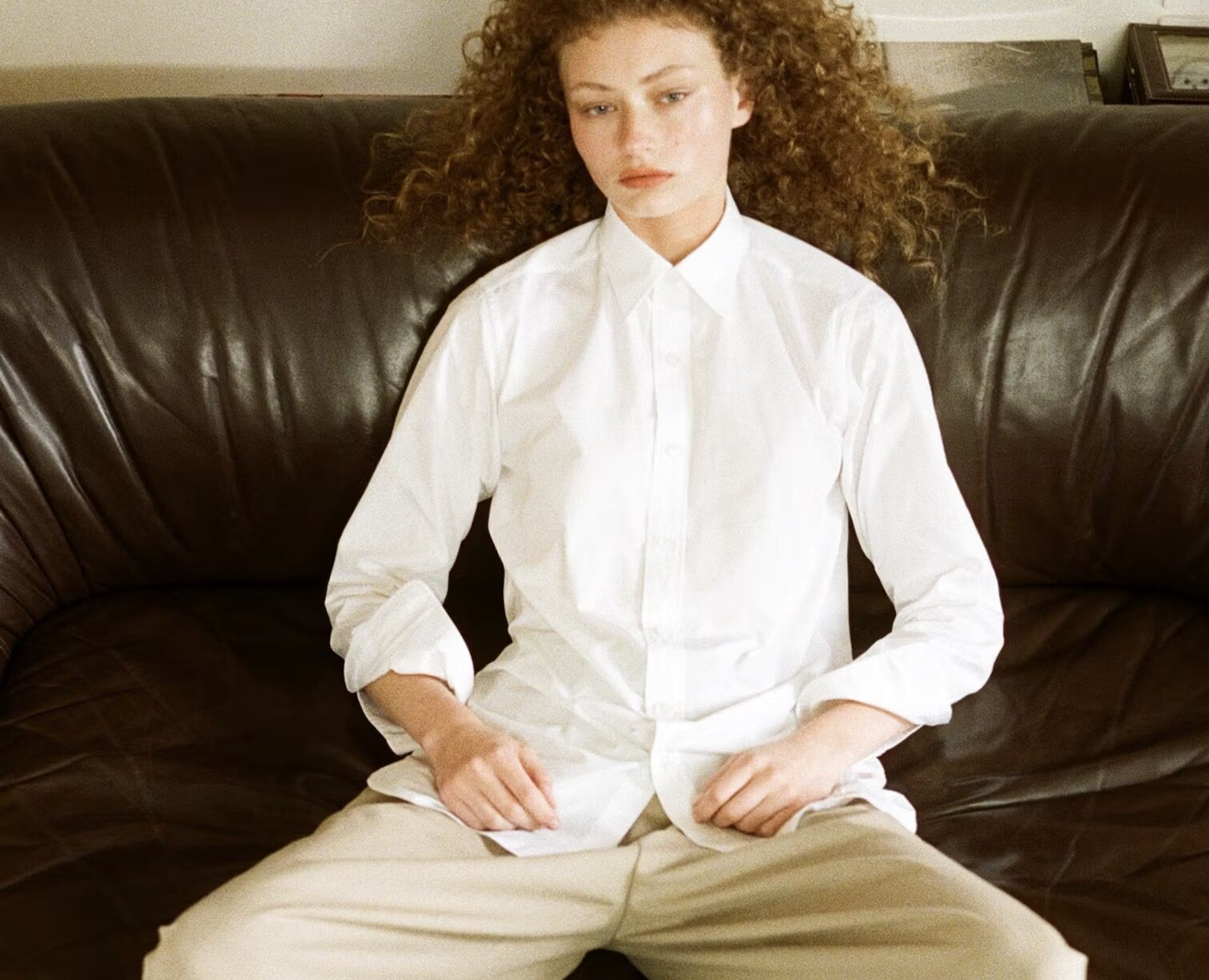 La camicia bianca sta vivendo un ritorno di popolarità