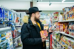 MURDAH SRVC musician in Osaka convenience store shopping for Japanese snacks